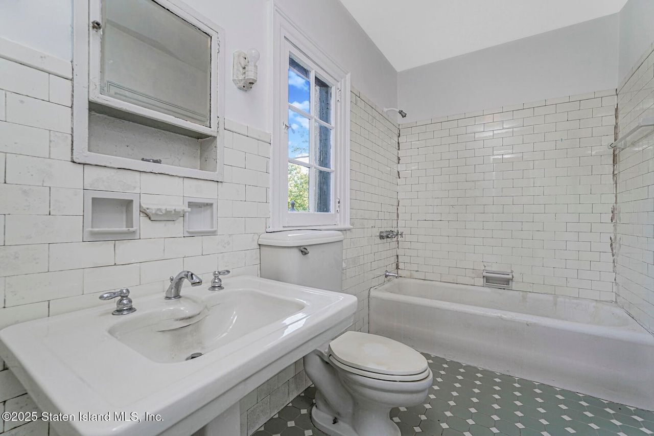 12 Silver Lake Road