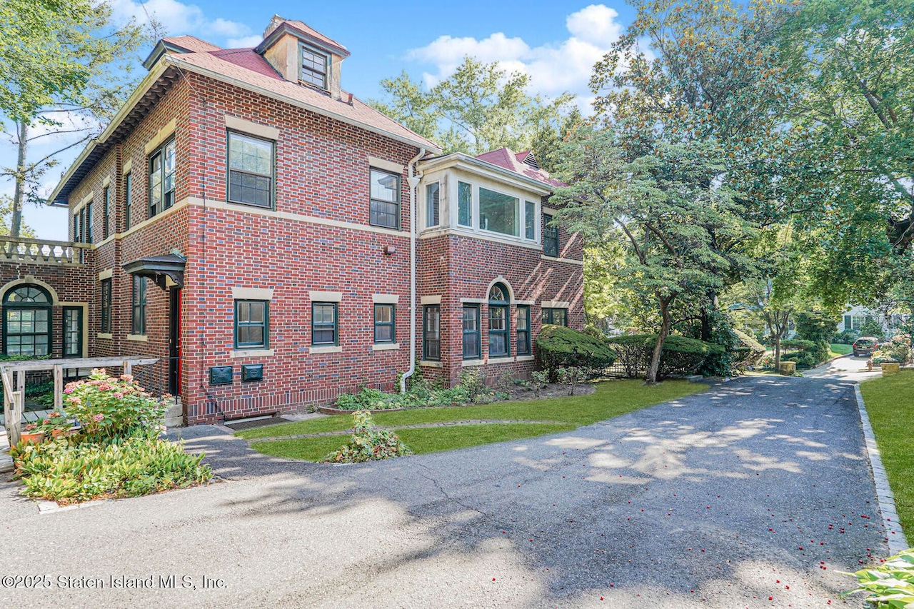 12 Silver Lake Road
