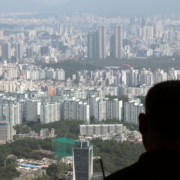 The picture shows an apartment complex viewed from Namsan Tower in Seoul. [Photo = News1]