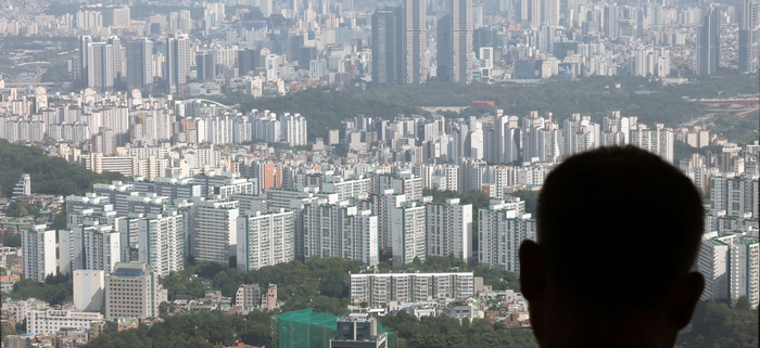 The picture shows an apartment complex viewed from Namsan Tower in Seoul. [Photo = News1]