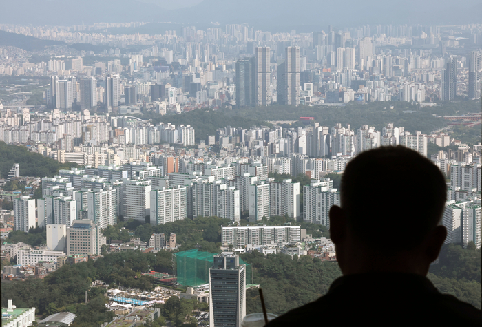 The picture shows an apartment complex viewed from Namsan Tower in Seoul. [Photo = News1]